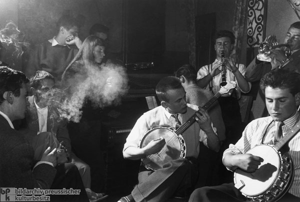 The Hamburg Gasworks Jazz Band Plays at 